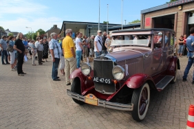 Grote belangstelling voor oldtimers op 2e Pinksterdag Lienden.